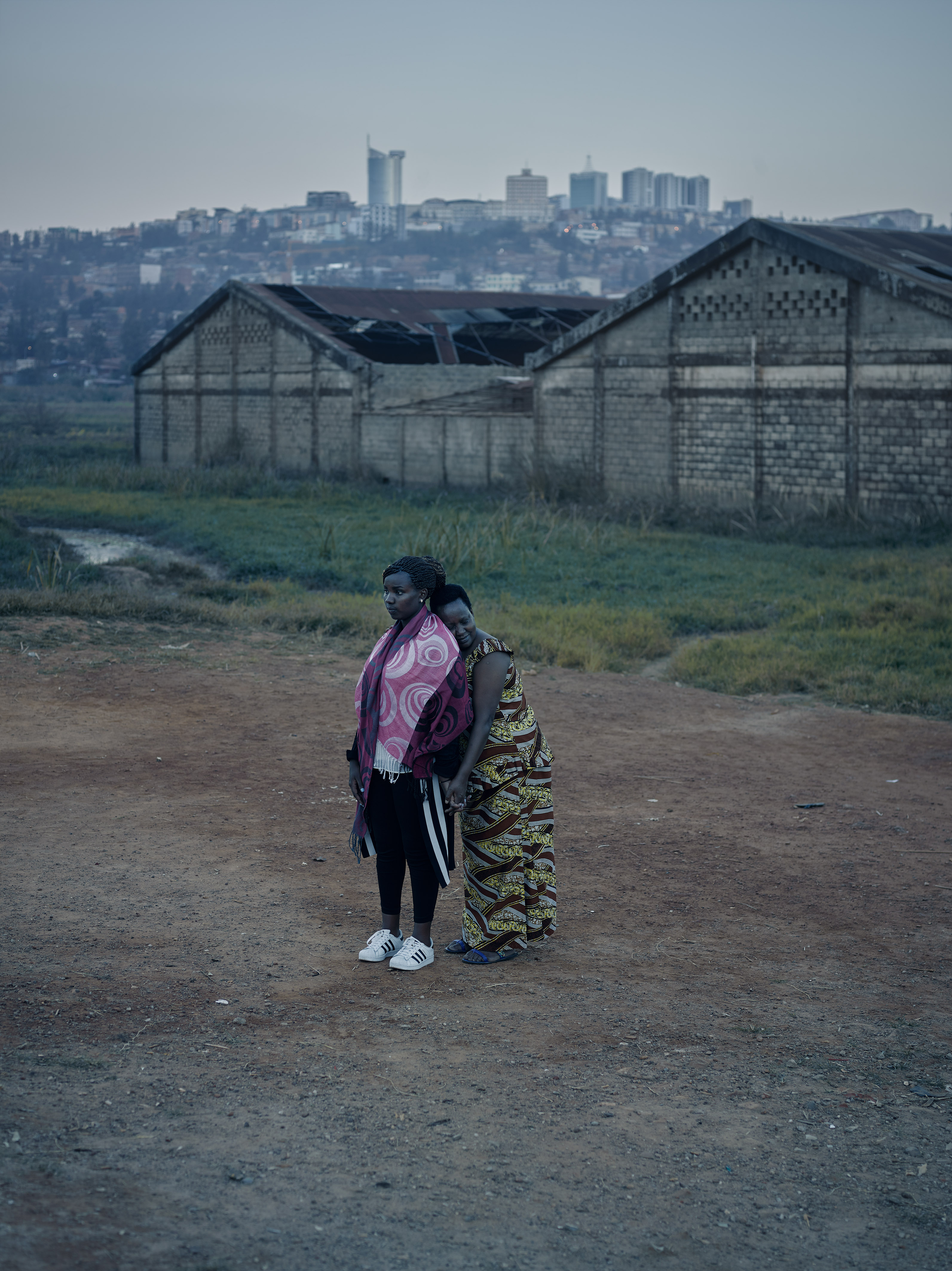 Donatha M. with her daughter Consolee, Kigali, 2018
C-Print on Kodak Endura Paper
160 ×122 cm
© Olaf Heine/ VG Bild-Kunst, Bonn 2024