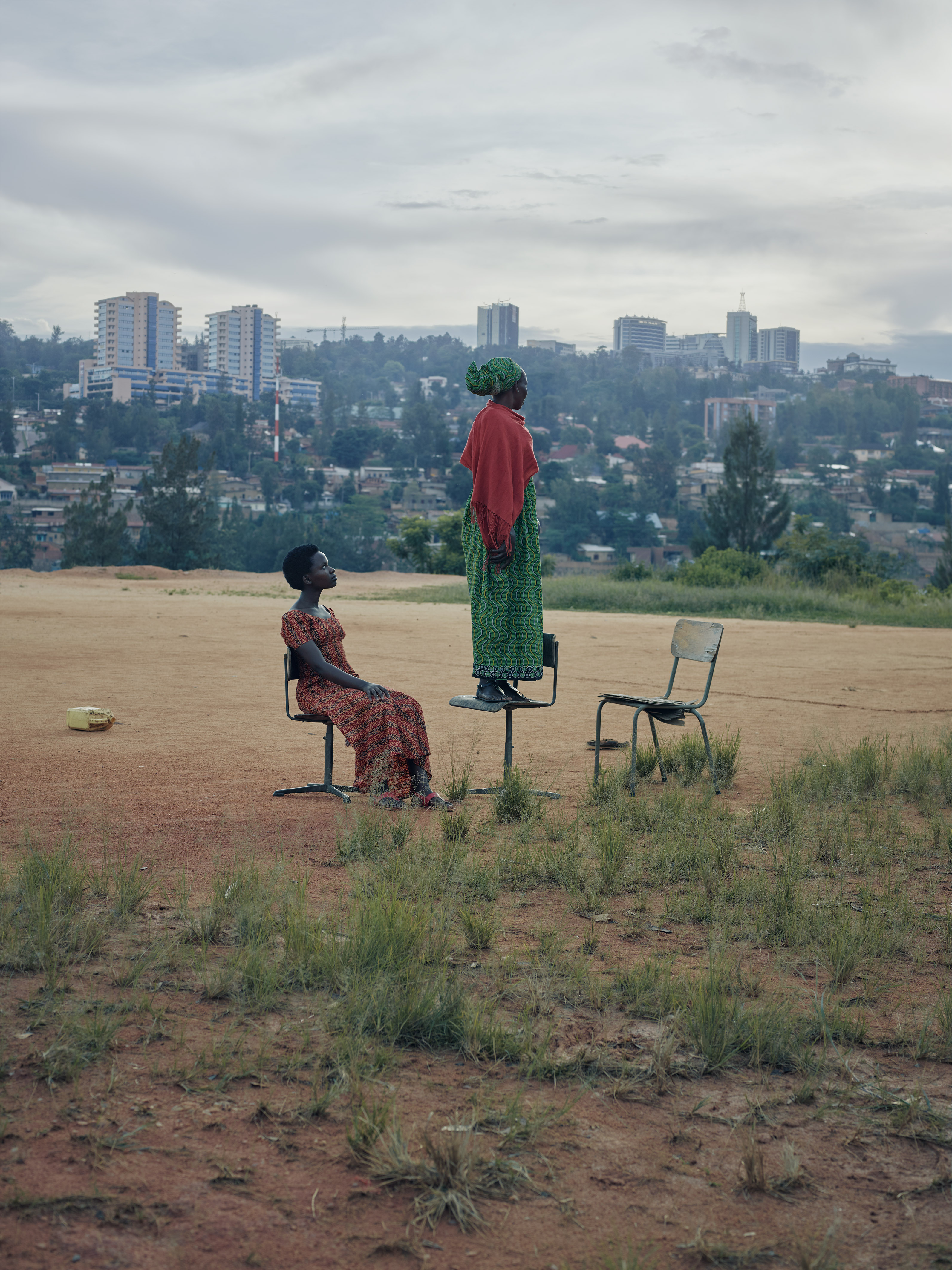 Gloriose U. with her daugther Alice, Kigali, 2018
C-Print on Kodak Endura Paper
160 × 122 cm
© Olaf Heine/ VG Bild-Kunst, Bonn 2024