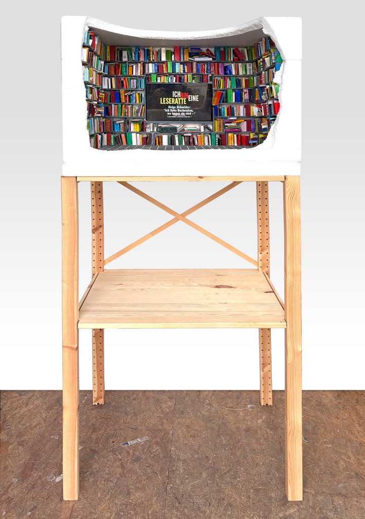 Thomas Hartmann
Ich bin eine Leseratte  
Alexander Kluge  im Gespräch mit Helge Schneider, 11:28
2025
Styroporkiste, 70 cm breit, 48 cm tief, 52 cm hoch, mit Sockel 165 cm hoch Ca.1200 Bücher, Fliesen, Smart Frame Wifi 100 von Rollei