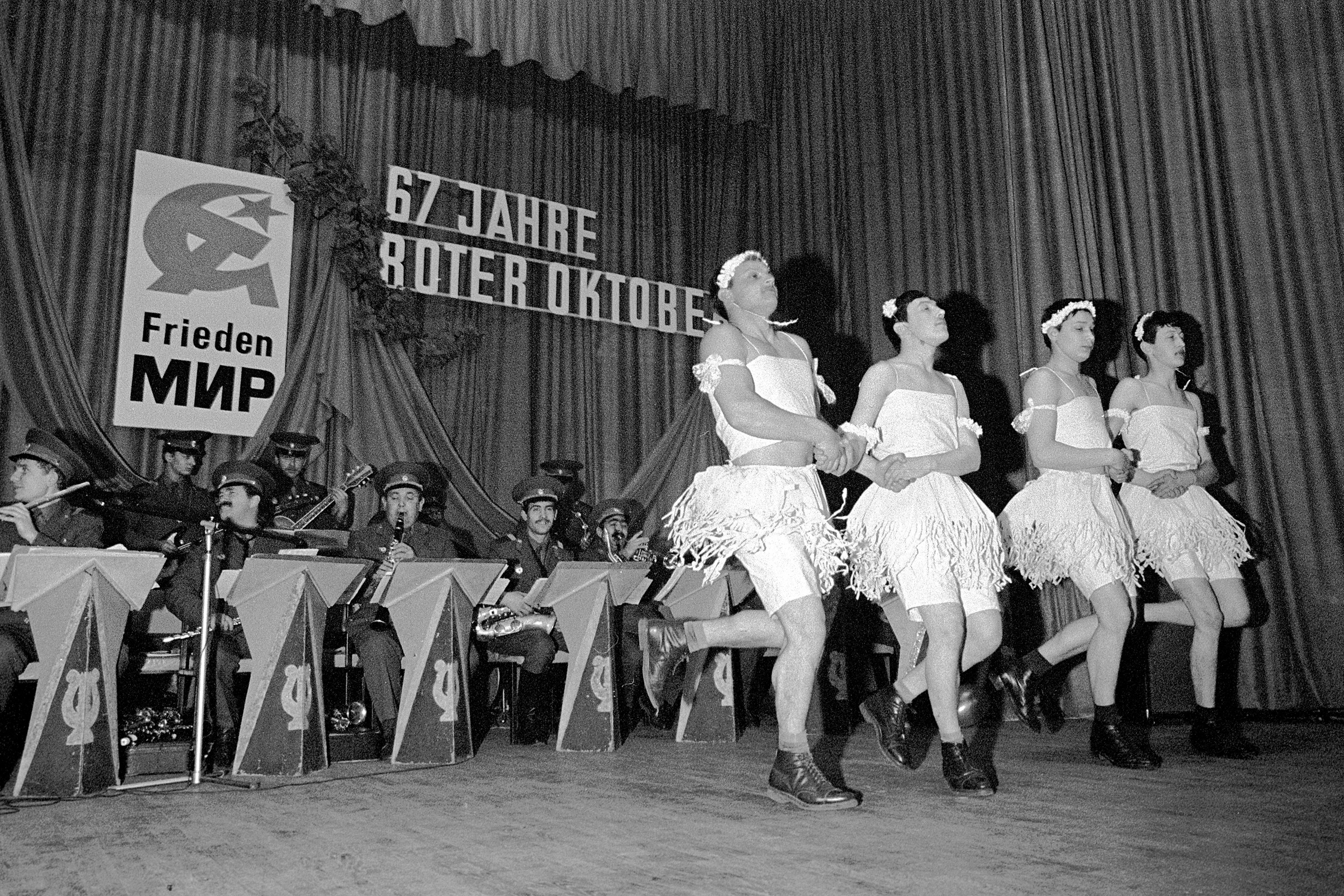 Gerhard Weber
Ballett der russischen Soldaten im Volkshaus,
Grimma, 1984