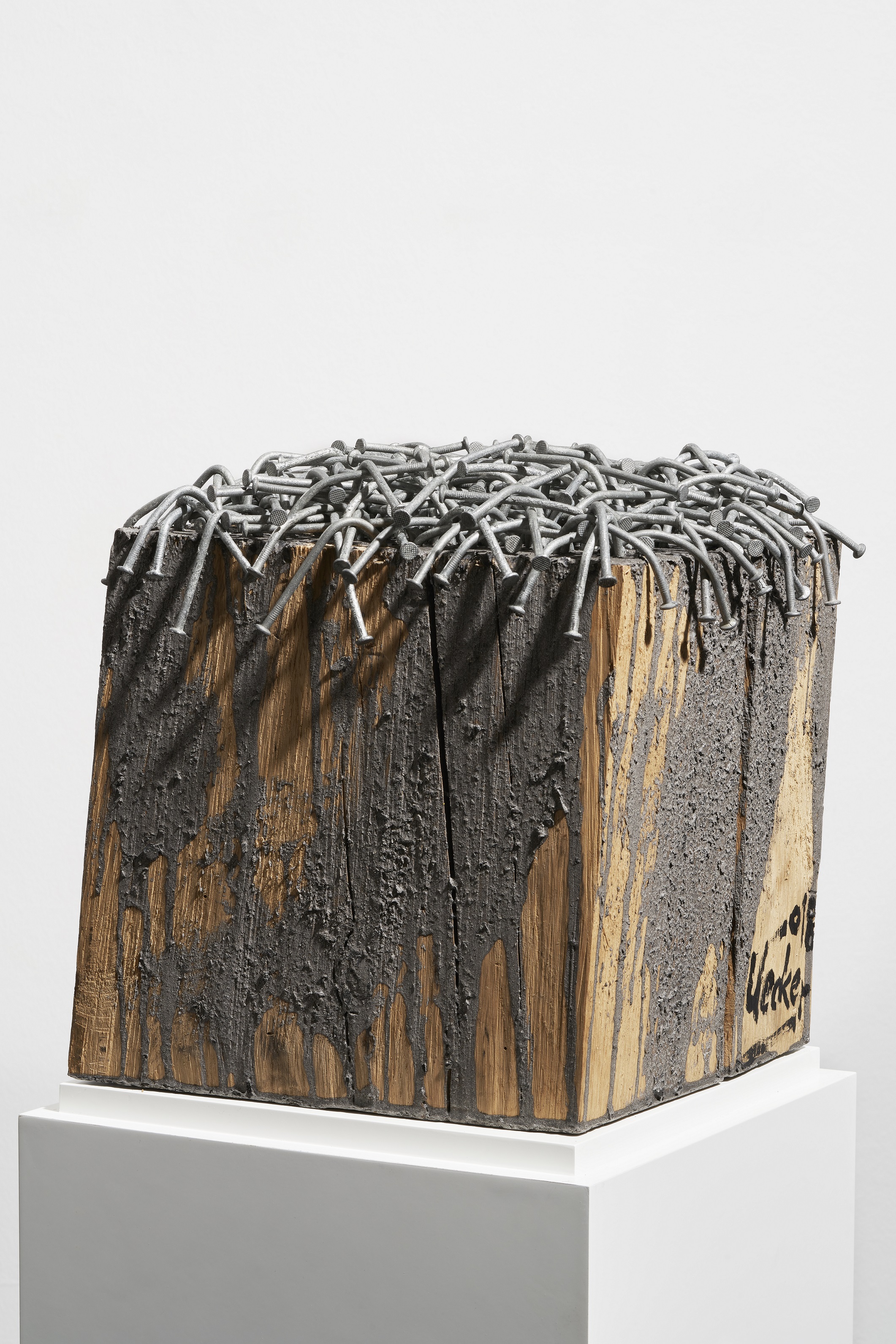 Günther Uecker: Untitled, 2018, 
Nägel auf Holz, 35 × 30 × 30 cm 
© Günther Uecker/ VG Bild-Kunst, Bonn 2024
Foto: Jack Kulcke, Düsseldorf