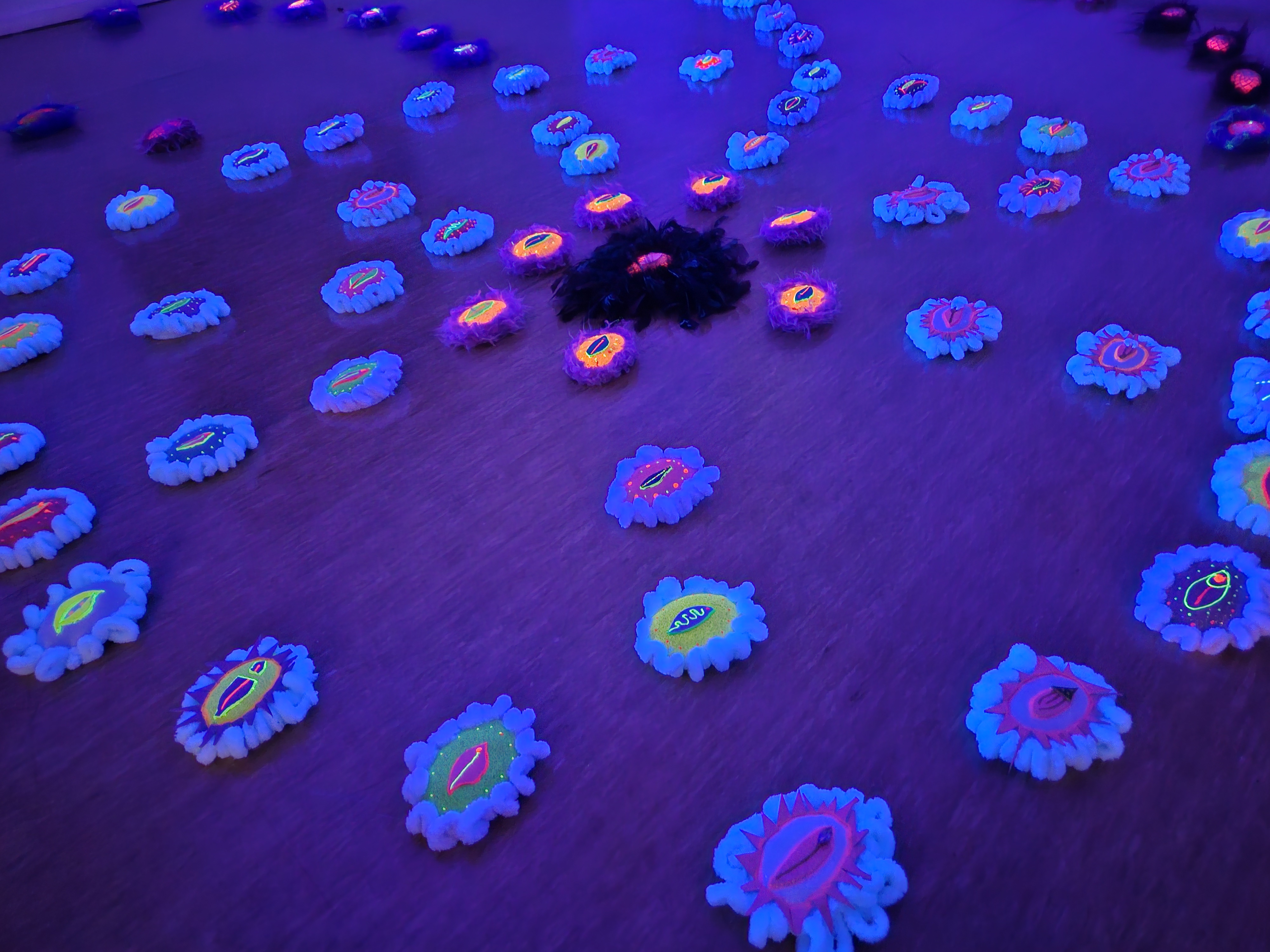 Minttu Saarinen: Karelean Pies, 2025, Stoff, Perlen, Garn, 
© Foto: Minttu Saarinen, 2025