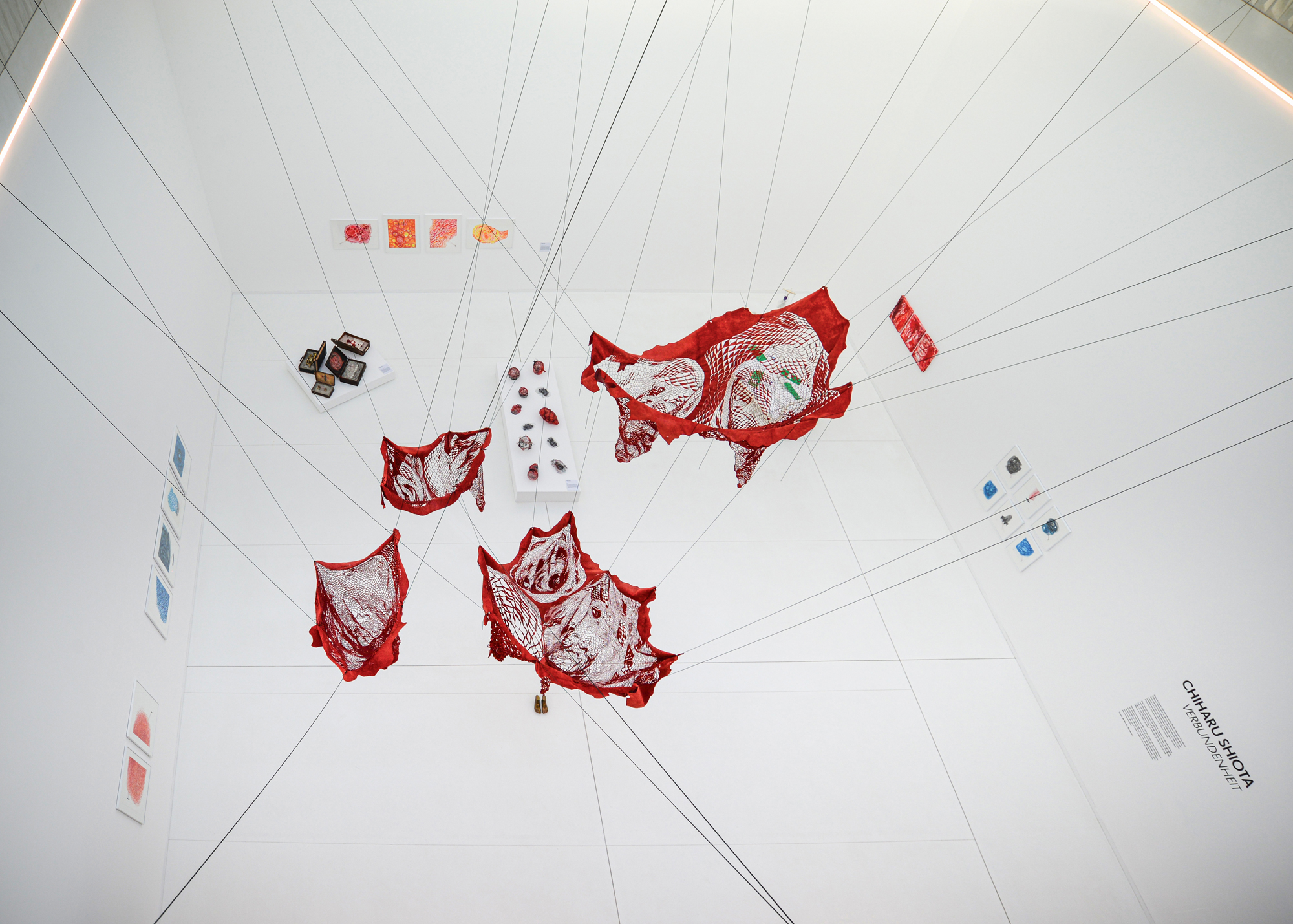 Ausstellungsansicht 
Chiharu Shiota - Verbundenheit
in der Kunsthalle Rostock