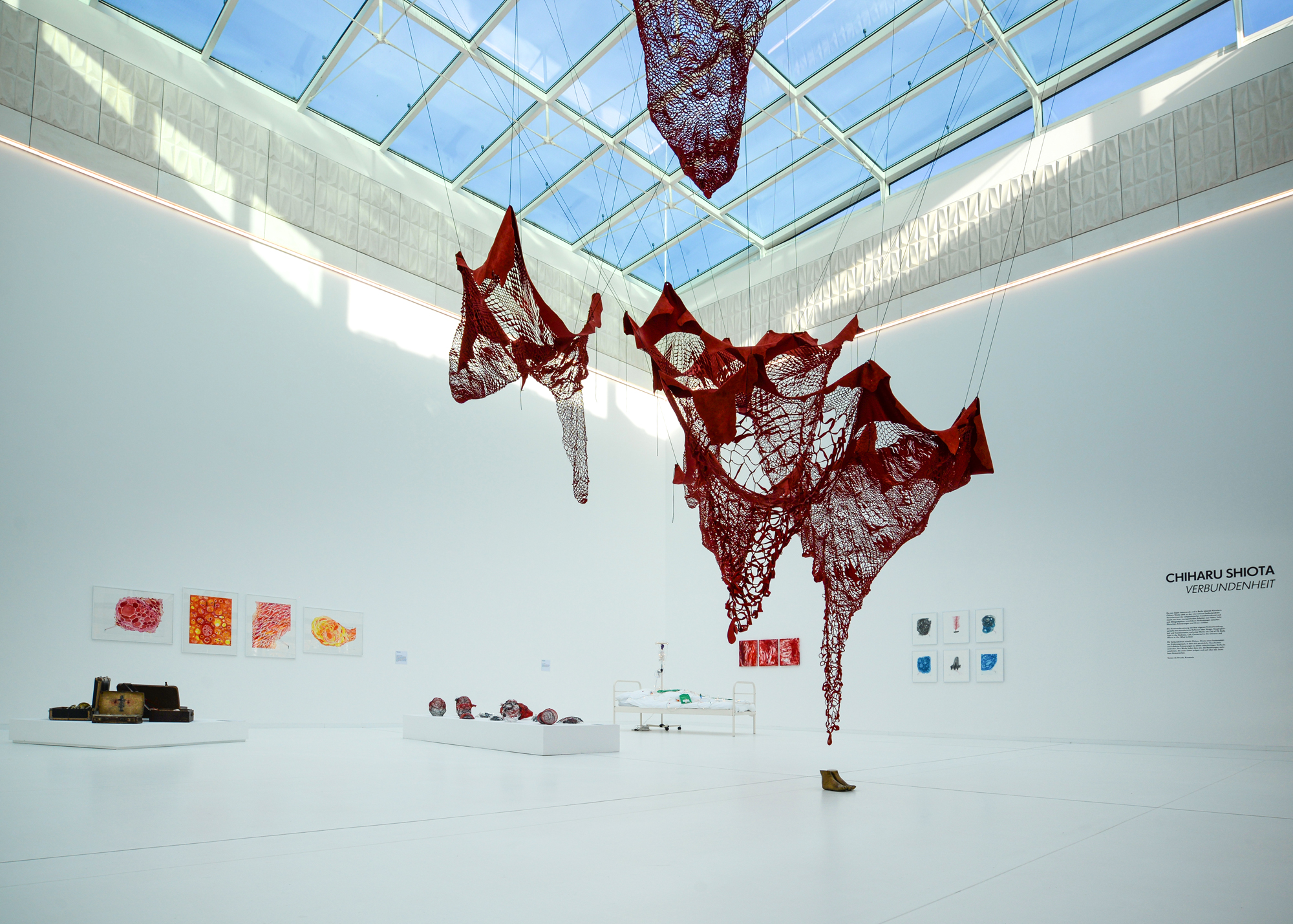 Ausstellungsansicht 
Chiharu Shiota - Verbundenheit
in der Kunsthalle Rostock