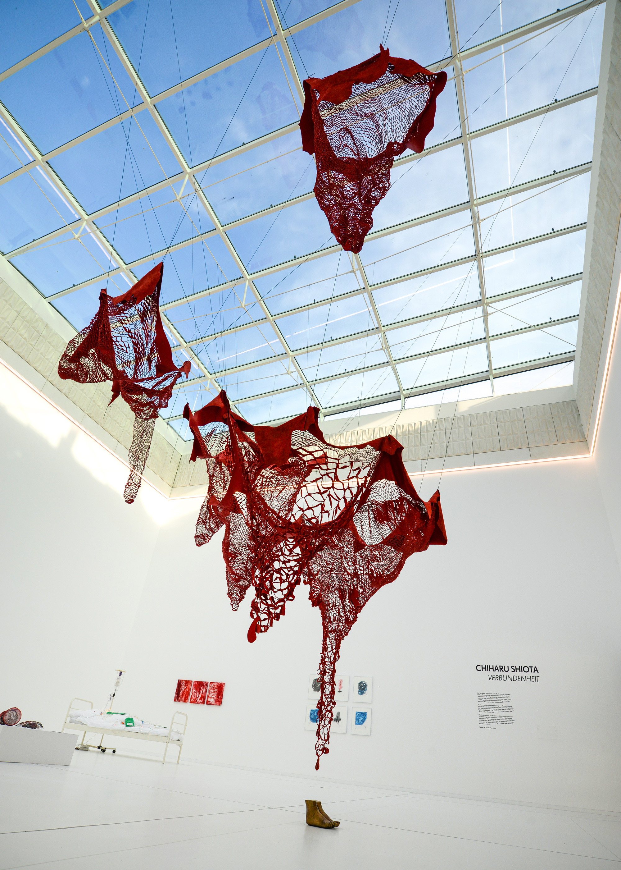 Ausstellungsansicht 
Chiharu Shiota - Verbundenheit
in der Kunsthalle Rostock