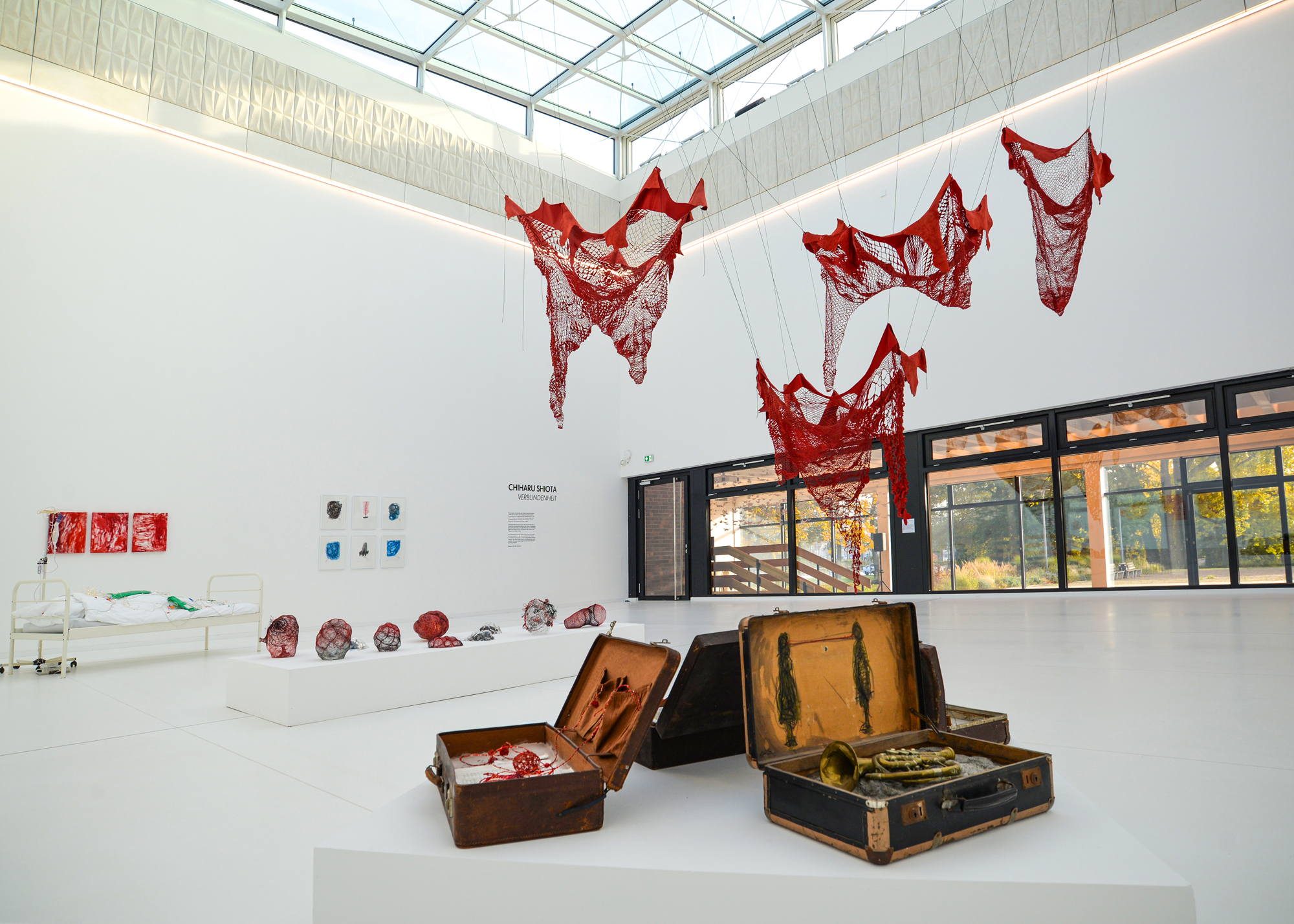 Ausstellungsansicht 
Chiharu Shiota - Verbundenheit
in der Kunsthalle Rostock