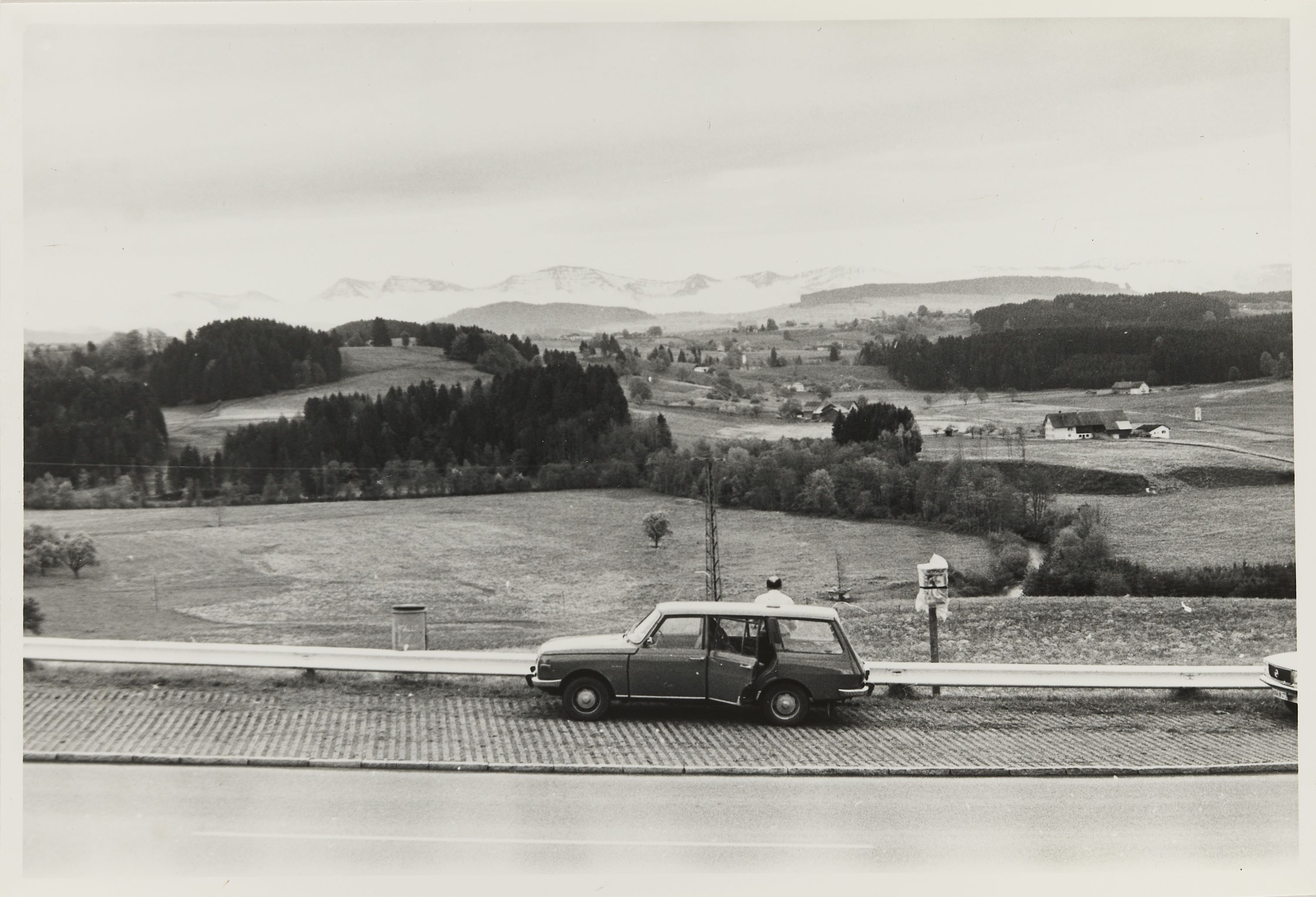 Wolfgang Mattheuer an der Straße
nach Isny (im Allgäu), 1978
Foto: Ursula Mattheuer-Neustädt
Bildnachweis: Nachlass Wolfgang Mattheuer