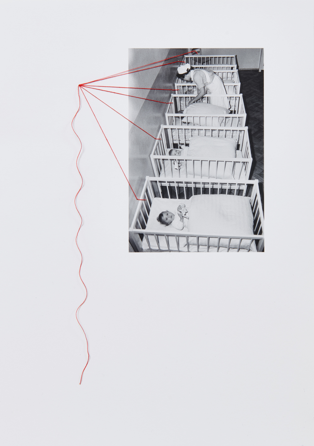 Sophie Linz
„Roter Faden auf Papier mit Foto“, 2022
Collage
30 x 21 cm
unter Verwendung eines Fotos von Erich Höhne & Erich Pohl (1962/1965) © SLUB Dresden/Deutsche Fotothek

Leihgabe der Künstlerin