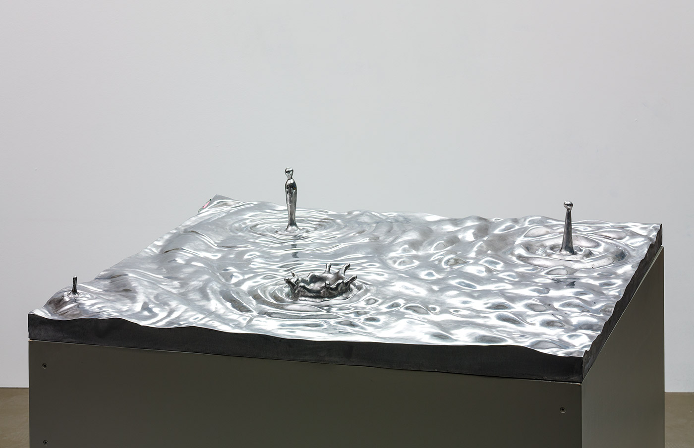 Anna Bogouchevskaia
Tropfen Motiv, 2018 Aluminium
40 × 100 × 100 cm
© Anna Bogouchevskaia
Courtesy: Werkstattgalerie Hermann Noack Foto: Jochen Littkemann